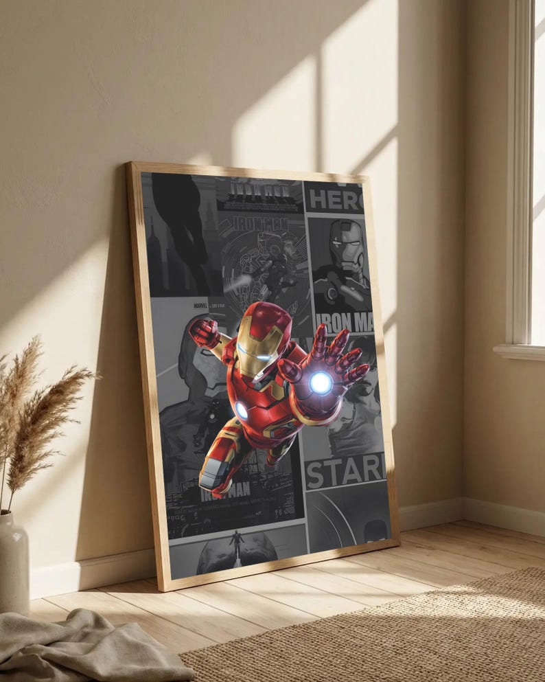 K&ouml;nnte beinhalten: Gerahmtes Poster mit Iron Man in dynamischer Pose, in einem rot-goldenen Anzug und mit leuchtender Hand. Der Hintergrund ist eine Collage aus schwarz-wei&szlig;en Comic-Panels. Das Poster befindet sich in einem Holzrahmen.