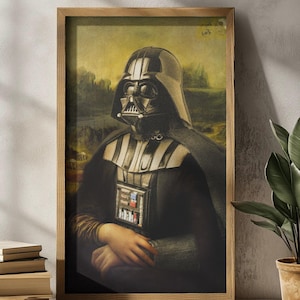Könnte beinhalten: Gerahmtes Kunstwerk mit Darth Vader im Stil der Mona Lisa. Das Kunstwerk zeigt Vaders Helm und Rüstung vor einem Landschaftshintergrund. Der Rahmen ist aus hellem Holz gefertigt und verleiht der Popkultur-Mischung einen klassischen Touch.