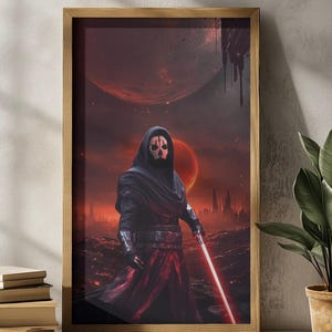 Op de afbeelding: Ingelijste kunstwerk met een figuur in donkere gewaden en een rood masker, met een rood lichtzwaard. De achtergrond toont een rode planeet en een stadsgezicht. De houten lijst voegt een klassieke touch toe.
