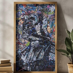 Peut inclure: Un collage encadré de Star Wars représentant la silhouette de Dark Vador composée de divers panneaux de bandes dessinées et d'images de personnages. L'œuvre est encadrée dans un cadre en bois et exposée sur un fond neutre.