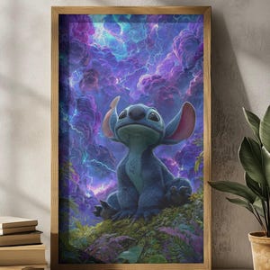 Peut inclure: Impression encadrée de Stitch de Lilo & Stitch. L'œuvre représente Stitch assis sur une surface moussue avec un arrière-plan nuageux violet et bleu vibrant et des éclairs.