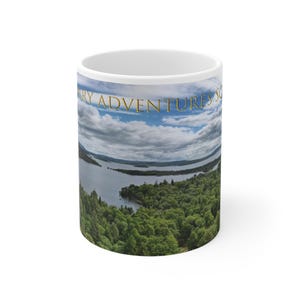 Taza panorámica de las islas del lago Lomond / Regalo de las Tierras Altas escocesas / Aventuras legendarias de Escocia, 325 ml imagen 1