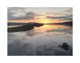 Lienzo impreso de la puesta de sol en Loch Lomond / Agua que refleja la hora dorada / Regalo de arte mural de las Tierras Altas escocesas