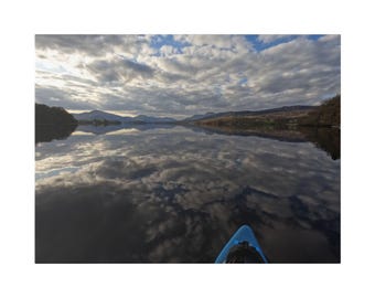 Lienzo con reflejo en el espejo del lago Lomond / Dramático cielo escocés / Lámina decorativa de paisaje panorámico