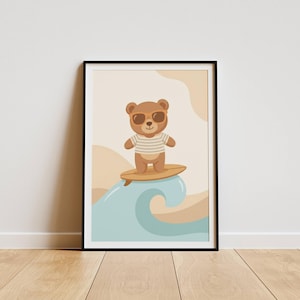 Puede incluir: Impresión enmarcada que presenta un oso de dibujos animados con gafas de sol y una camiseta a rayas, surfeando sobre una ola azul. El oso está sobre una tabla de surf de madera. El fondo tiene formas beige y bronceadas.