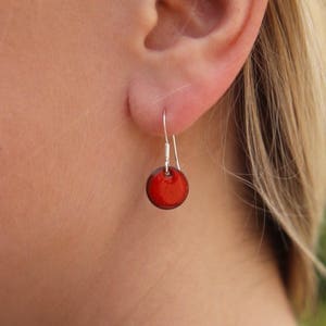 Bright orange earrings, Little round enamel earrings & sterling silver wires imagem 4