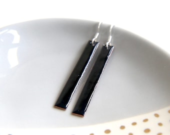 Pendientes largos negros colgantes de esmalte sobre cobre con ganchos de plata de ley.
