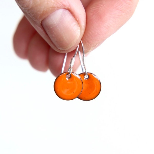 Boucles d'oreilles orange vif, petites boucles d'oreilles rondes en émail et fils en argent sterling