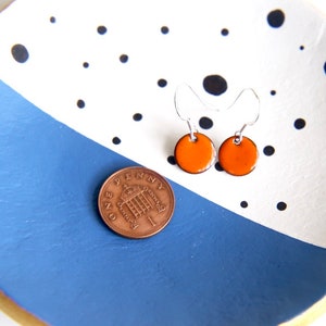 Bright orange earrings, Little round enamel earrings & sterling silver wires imagem 2