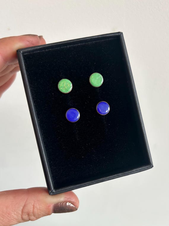 2 pairs of mini dot stud earrings in enamel 8mm