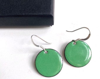 Big Green Earrings, ronde oorbellen gebakken in een aards groen emaille met sterling zilveren haakjes