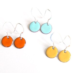 Bright orange earrings, Little round enamel earrings & sterling silver wires imagem 3