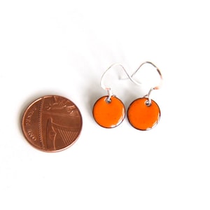 Bright orange earrings, Little round enamel earrings & sterling silver wires imagem 7