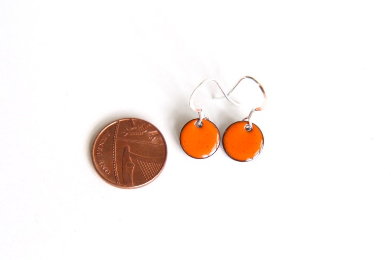 Bright orange earrings, Little round enamel earrings & sterling silver wires imagem 7