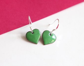 Grüne Liebe Herz Ohrringe aus Emaille