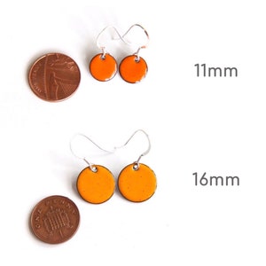 Bright orange earrings, Little round enamel earrings & sterling silver wires imagem 5