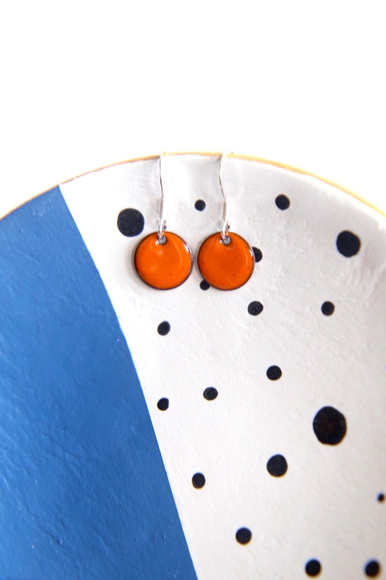 Bright orange earrings, Little round enamel earrings & sterling silver wires imagem 6