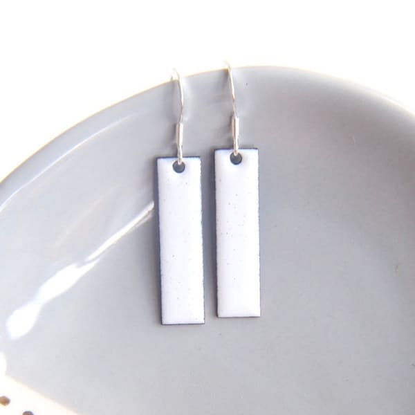 Reinweiße, rechteckige Ohrhänger aus Emaille mit Haken aus 925er Silber
