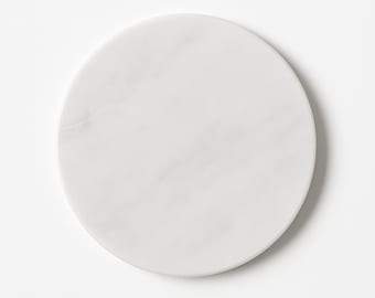 Piatto rotondo in marmo bianco di Carrara, realizzato a mano in Italia / Piatto da portata per formaggi / Decorazione da cucina in pietra naturale / Regalo unico