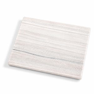 Op de afbeelding: Een rechthoekige marmeren snijplank met een lichtgrijs en wit gestreept patroon. De plank heeft een glad oppervlak en is ideaal voor het bereiden van voedsel. De randen zijn licht afgerond.