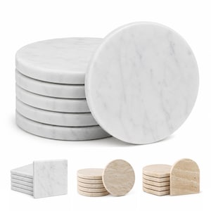 Può includere: Una pila di sei sottobicchieri rotondi in marmo bianco, accanto a un singolo sottobicchiere. I sottobicchieri hanno un motivo venato naturale. Sono mostrati anche sottobicchieri aggiuntivi di forma quadrata, rotonda e ad arco.