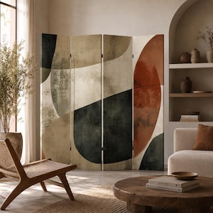Könnte beinhalten: Ein viergeteiltes Raumteiler mit einem abstrakten Design. Das Kunstwerk zeigt große, sich überlappende Formen in Beige-, Braun-, Schwarz- und Rosttönen. Der Raumteiler ist ein dekoratives Element für einen Wohnraum und verleiht ihm eine moderne Note.