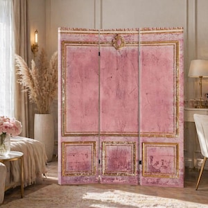 Op de afbeelding: Een roze kamerscherm met een verweerde, getextureerde afwerking. De scheidingswand heeft gouden randen en decoratieve elementen. Het ontwerp lijkt op een vintage deur of paneel en voegt een vleugje elegantie toe aan de kamerinrichting.