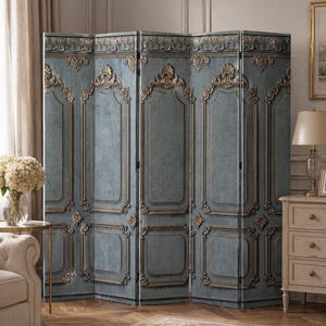 Op de afbeelding: Een blauw kamerscherm met sierlijke gouden randen en details. Het scherm heeft een klassiek, elegant ontwerp met rechthoekige panelen en decoratieve lijsten. Het scherm is een decoratieve roomdivider.