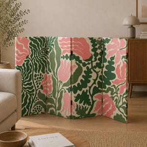 Könnte beinhalten: Ein vierflügeliger, klappbarer Raumteiler mit einem sich wiederholenden botanischen Muster aus großen rosa Blüten und dunkelgrünem Blattwerk auf cremefarbenem Grund. Der Sichtschutz besteht aus klappbaren Paneelen für flexible Aufstellung.