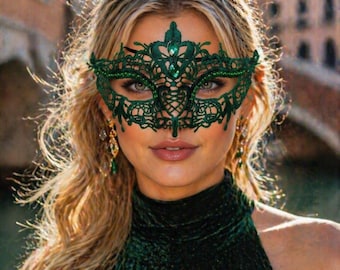 Zielona koronkowa półmaska z kryształkami, elegancki dodatek do kostiumu na bal maskowy