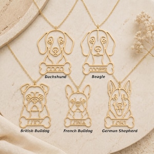 Könnte beinhalten: Goldfarbene Hundeanhänger-Halsketten. Jede Halskette zeigt eine andere Hunderasse: Dackel, Beagle, Englische Bulldogge, Französische Bulldogge und Deutscher Schäferhund. Jeder Anhänger hat ein knochenförmiges Etikett mit einem Namen.