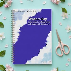 Op de afbeelding: Een spiraalgebonden notitieboek met de titel What to Say: Script cards for talking about body safety with children 0–5 door Iryna Zarudniak. De kaft toont een donkerblauwe abstracte vorm op een witte achtergrond met lichtblauwe aquarelaccenten.