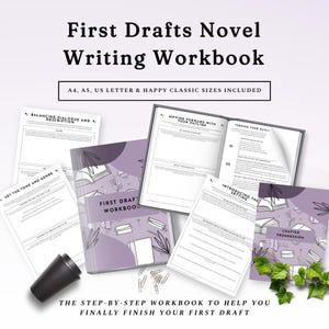 Può includere: Un quaderno di esercizi per la scrittura di romanzi First Drafts con copertine viola decorate con disegni al tratto di libri e piante. Il set include diverse pagine stampate con sezioni come Balancing Dialogue and Description e Chapter Progression.