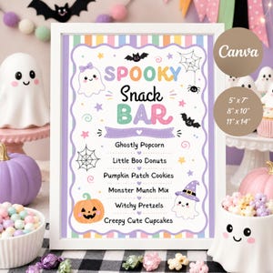 Könnte beinhalten: Ein weiß gerahmtes Schild mit dem Text Spooky Snack Bar in bunten Buchstaben, umgeben von Illustrationen von Geistern, Kürbissen, Fledermäusen und Spinnennetzen. Das Schild listet Snacks wie Ghostly Popcorn und Little Boo Donuts auf.