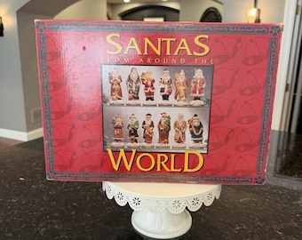 Vintage set van 12 handbeschilderde porseleinen kerstmannen uit verschillende landen, inclusief doos.