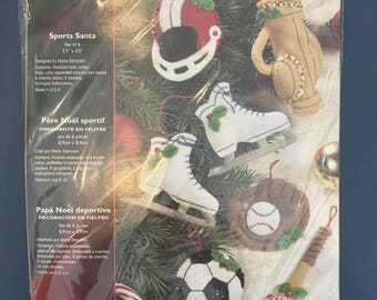 Vintage Bucilla kerstornamenten van vilt uit 2006, sportieve kerstman, set van 6