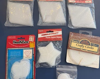 Lote vintage novo de 45 peças de tela plástica em formatos variados, lacradas.