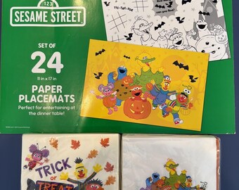 Nieuwe papieren placemats en servetten met Sesamstraat Halloween-thema.