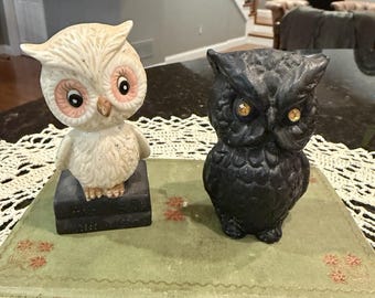 Conjunto de 2 corujas vintage de 1975 da Enesco e outras, feitas à mão em madeira com olhos brilhantes.