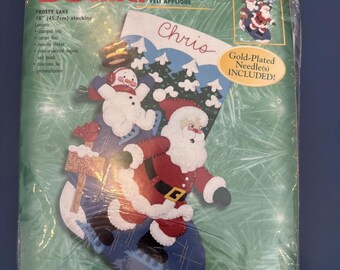 Vintage Bucilla DIY vilten applicatie 18 inch kerstsok met Frosty Lake patroon, uit 2000, nieuw.
