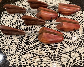 Formas de cedro vintage para sapatos femininos da Saks Fifth Avenue, fabricadas pela Rochester Co (2 pares).
