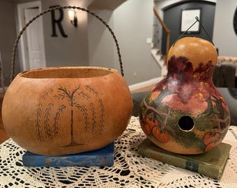 Conjunto de 2 cestas de abóbora esculpidas à mão da Folkart e casinhas de pássaros em formato de cabaça.