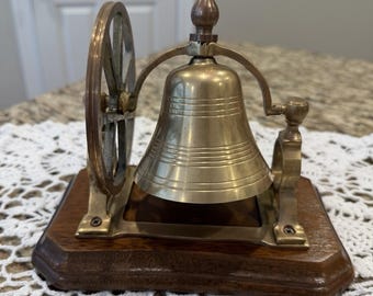 Sino de navio vintage em latão maciço para mesa, com manivela e suporte de madeira, funcionando perfeitamente.