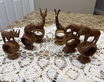 Conjunto de 6 porta-guardanapos vintage de madeira entalhada à mão com animais da savana.
