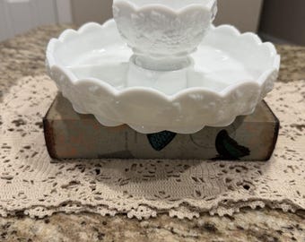 Prato dividido vintage Westmoreland Grape White Milk Glass de 8 3/4" com tigela para molho