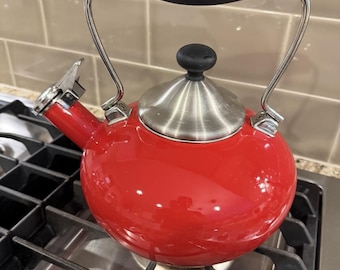 Chaleira Chantal com apito, esmalte vermelho, 1,8 qt (1,8 litros), envio rápido.