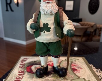 Suéter vintage Clothique Possible Dreams com Papai Noel irlandês e trevo de três folhas.