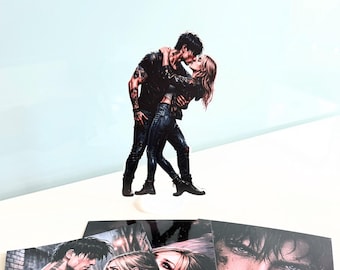 Fan-Goodies: Charakterkarten & Acrylaufsteller zu SPIKED