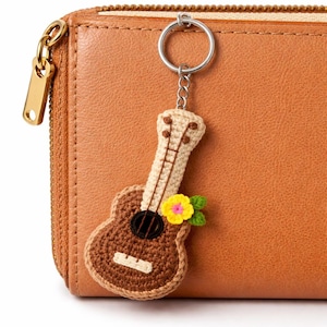 Colgante para bolso con forma de ukelele tejido a crochet – Accesorio en miniatura para instrumentos tropicales