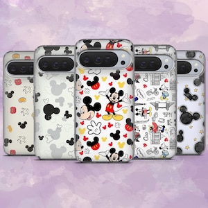 Könnte beinhalten: Fünf Handyhüllen mit verschiedenen Mickey Mouse-Designs. Die Hüllen haben einen transparenten Hintergrund mit Mustern von Mickey Mouse-Köpfen, Handschuhen und Ganzkörperillustrationen in Rot, Schwarz und Gelb.